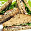 Sandwichuri cu somon fume, avocado si wasabi 