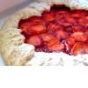 Crostata cu gem de rubarba si capsuni