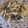 Paste cu branzaturi si salata creata rosie 