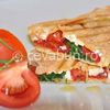 Reteta rapida de sandvis cu branza feta, ardei copt si frunze de spanac