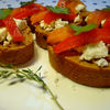 Tartine cu branza de capra si ardei copt