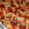 Pizza cu salam uscat si ceapa