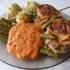 Medalioane de porc si sunca cu garnitura de sparanghel, galuste din faina si sos de ardei
