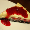 Cheesecake cu zmeura, ciocolata alba si blat de Oreo