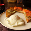 Sunday breakfast: oua posate si toast cu somon