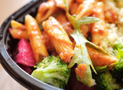Salata calda de paste penne cu legume