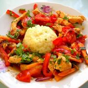 Piept de pui cu legume la tigaie
