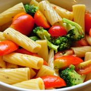 Paste cu broccoli şi roşii