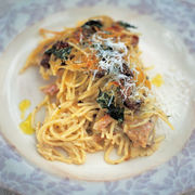 Jamie Oliver: Spaghete cu pui şi ciuperci, scăldate &icirc;n vin alb