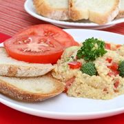 Reţetă delicioasă de post: Salată de quinoa cu broccoli şi ardei roşu