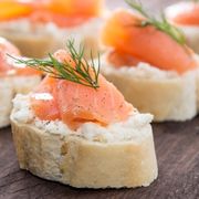 Reţeta zilei: Tartine cu somon afumat, cremă de br&acirc;nză şi mărar