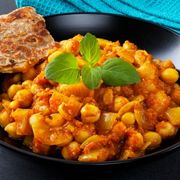 Reţeta zilei: Tocăniţă de năut cu curry, coriandru şi ghimbir