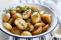 Cartofi cu rozmarin la cuptor şi salată de sfeclă roşie