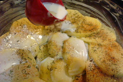 Cartofi gratinaţi cu ciuperci, şuncă şi smântână