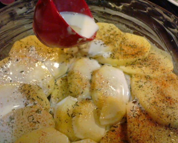 Cartofi gratinaţi cu ciuperci, şuncă şi smântână