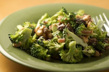 Salată de broccoli cu avocado