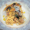 Jamie Oliver: Spaghete cu pui si ciuperci, scaldate in vin alb