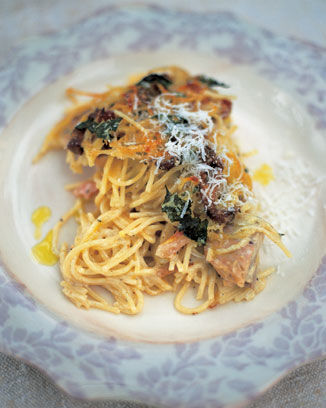 Jamie Oliver: Spaghete cu pui şi ciuperci, scăldate în vin alb