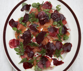 Reţeta lui Jamie Oliver: Salată cu sfeclă roşie şi somon afumat
