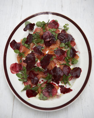 Reţeta lui Jamie Oliver: Salată cu sfeclă roşie şi somon afumat