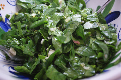 Reţetă de post: Salată cu spanac şi usturoi