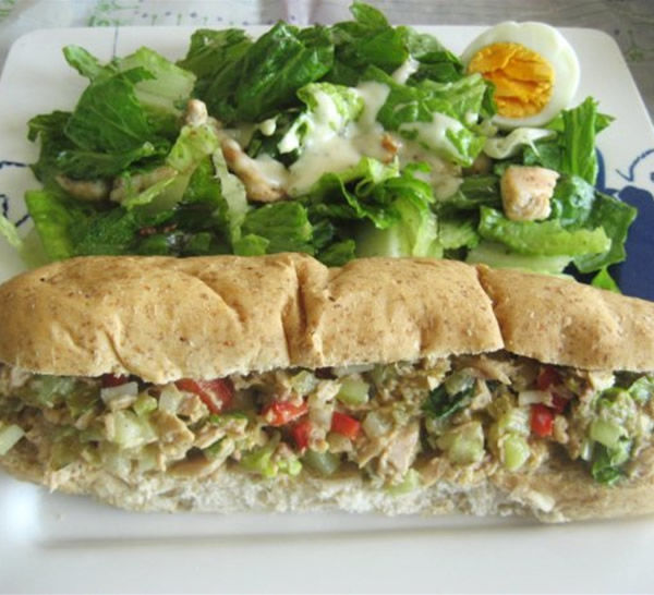 Sandviş cu salată de ton şi mere verzi