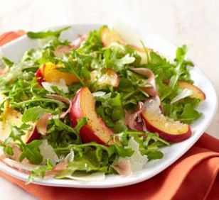 Salată cu nectarine şi prosciutto