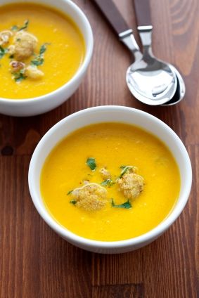 Supă-cremă de conopidă şi curry