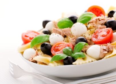 Salată de vară cu paste, mozzarella şi ton