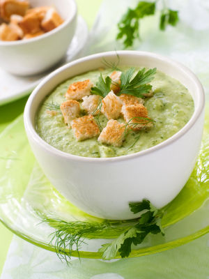 Reţetă Andreea Raicu: Supă de mazăre verde cu mentă. Poftă bună!