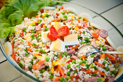 Salată de orez cu ton, porumb şi mazăre