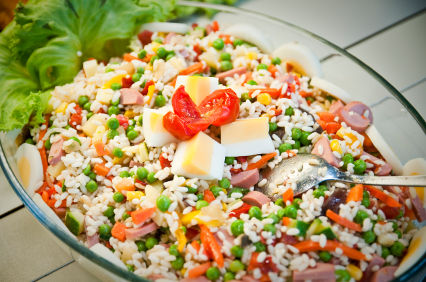 Salată de orez cu ton, porumb şi mazăre