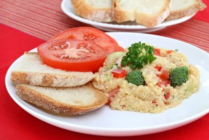 Reţetă delicioasă de post: Salată de quinoa cu broccoli şi ardei roşu