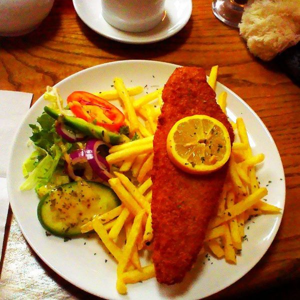 FISH AND CHIPS (Peşte cu cartofi prăjiţi)