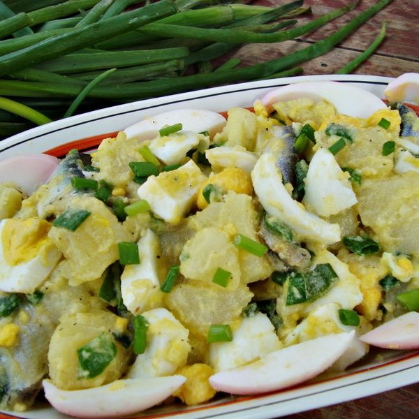 Salata de oua cu cartofi si hamsii