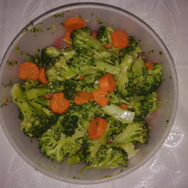 Salata de broccoli cu morcov