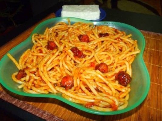Spaghetti cu sos de rosii si carnati