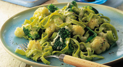 Tagliatelle cu broccoli, conopida si branza albastra