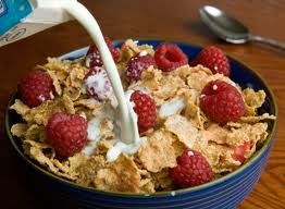 Fulgi de cereale cu lapte,iaurt si fructe