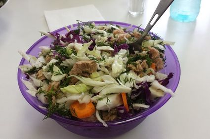 Salată de varză cu ton, perfectă pentru prânz