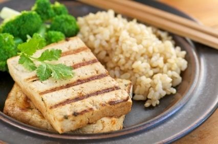 Tofu la grătar cu orez brun şi broccoli